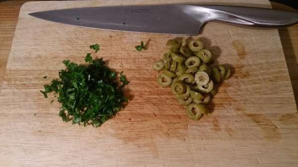 Оливки нарезаем колечками, петрушку рубим.
