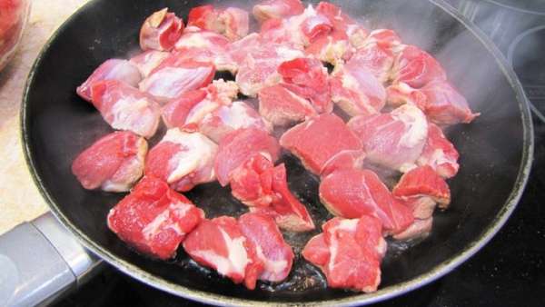 Переверните мясо и обжаривайте дальше. Переверните мясо и обжаривайте дальше.