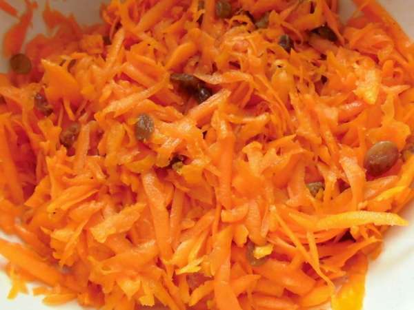 Смешать тыкву с сахаром, корицей, изюмом, цедрой и соком. Перемешать.