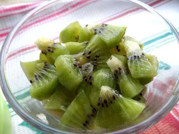 Накрыть кусочками киви грушу.