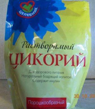 насыпаем в чашку цикорий