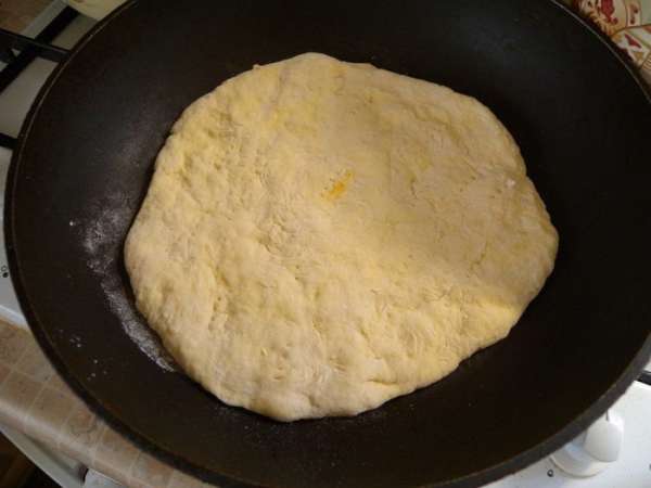 И положить на разогретую сковородку без масла (сухую). Печь (жарить) не среднем огне сначала с открытой крышкой, 