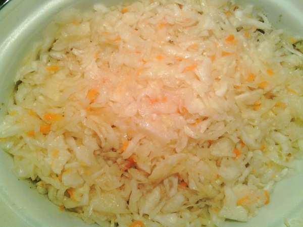На мясо выкладываем слой квашеной капусты (если вы очень любите квашеную капусту, смело увеличивайте её количество).
