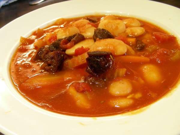 Вынимаем розмарин и лавровый лист, солим , перчим по вкусу. Разливаем суп по тарелкам и подаем. Приятного аппетита))
