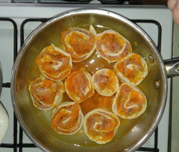 Затем нарезаем наш рулетик кусочками примерно 6 см шириной и аккуратно, прищипывая снизу, тем самым создавая форму розочек, выкладываем на сковороду в оставшиеся овощи. Наливаем немножко воды и тушим до готовности примерно 30-40 мин. Затем нарезаем наш рулетик кусочками примерно 6 см шириной и аккуратно, прищипывая снизу, тем самым создавая форму розочек, выкладываем на сковороду в оставшиеся овощи. Наливаем немножко воды и тушим до готовности примерно 30-40 мин.