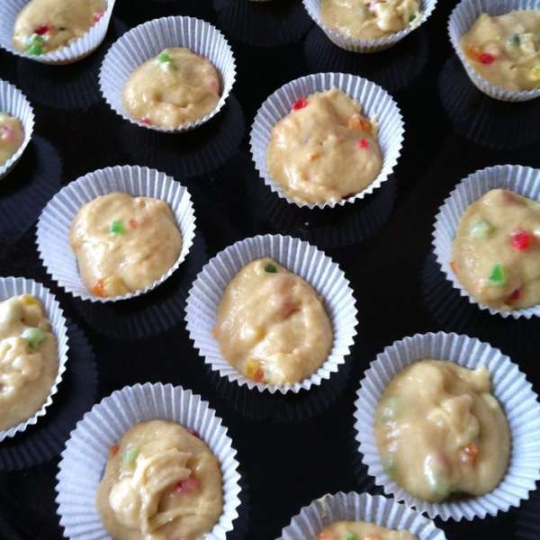 Раскладываем тесто по бумажным формочкам.