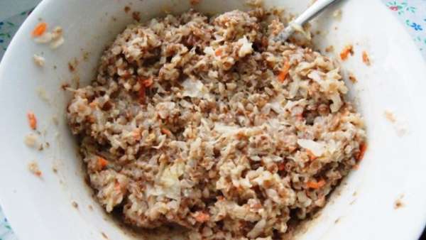 Добавить яйцо, муку и хорошо перемешать. Приправы и соль добавить по вкусу.