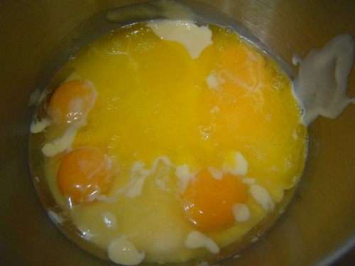 Смешать яйца, масло, сгущенку. Смешать яйца, масло, сгущенку.