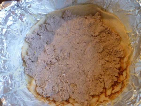 Сверху равномерно распределяем мясную начинку.