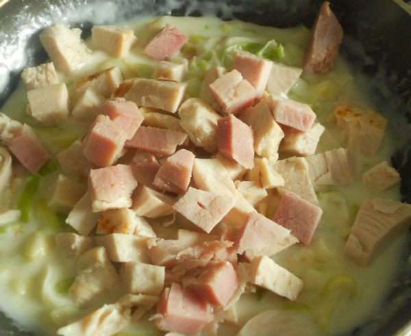 Добавить мясо, перемешать. Добавить мясо, перемешать.