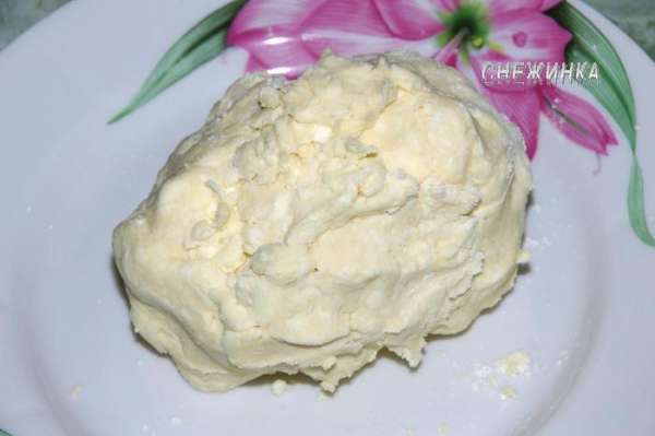 Лепим из маргариново-мучной крошки шар.          
!Месить не надо, просто скрепляем массу в целое! Кладем пока отдельно.