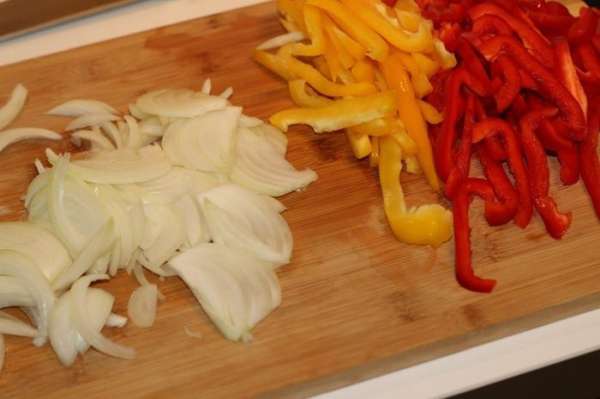 Овощи отодвинуть , положить курицу рядом, заправить оливковым маслом , поставить в духовку на 5 мин. 