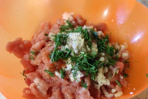 К мясу добавить лук, чеснок и специи. Хорошо перемешать. К мясу добавить лук, чеснок и специи. Хорошо перемешать.
