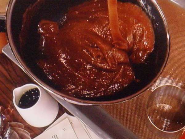 Формочки для суфле смазать маслом и обсыпать сахаром, так лучше вынимается готовый продукт. Поставить в холод. Духовку разогреть до 200°.
Шоколад измельчить,растопить. Масло растопить в кастрюльке, добавить муку, интенсивно смешать с маслом. 200 мл молока постепенно добавить к мучной массе, непрерывно вымешивая, чтобы  не образовывались комки. Тесто переложить в миску, добавить растопленный шоколад и шоколадный ликёр (можно др. ликёр, можно упустить) и всё хорошенько перемешать.