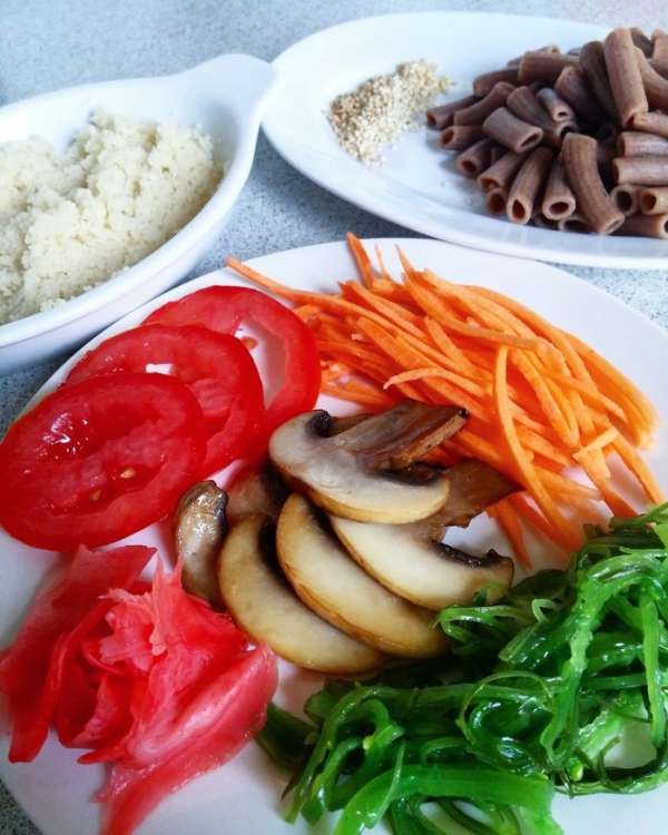 Подготовить продукты: приготовить кускус, отварить макаронные изделия, поджарить грибы, кунжут, нарезать помидор, морковь натереть на «корейской» терке. Подготовить продукты: приготовить кускус, отварить макаронные изделия, поджарить грибы, кунжут, нарезать помидор, морковь натереть на «корейской» терке.