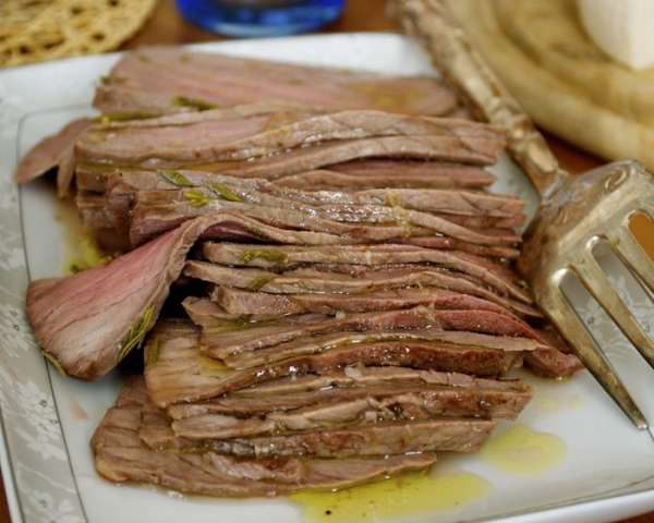 Подавать с зеленым салатом, нарезав мясо тонкими ломтиками (как ростбиф). Приятного аппетита! 