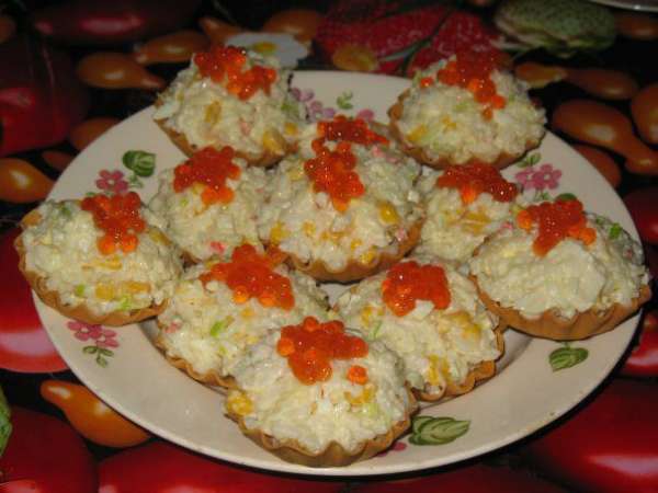 Обычный крабовый салат, только в тарталетках ,украшено икрой и вкус совсем другой!