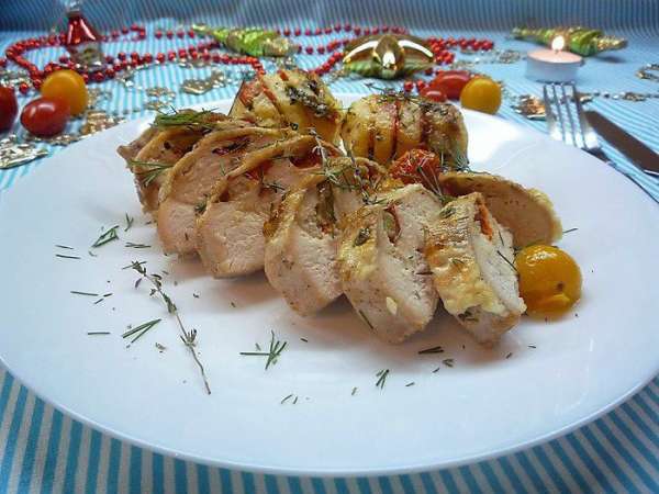 Ароматная, сочная курочка с румяной картошечкой готова. Можно подавать на стол. Приятного аппетита.