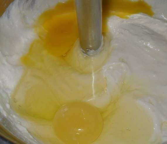...Ввести по одному яйца, и еще раз хорошо взбить. Готовый крем поставить на 10 минут в холодильник.