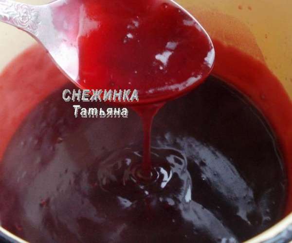 В полученный отвар добавляем сахар и снова ставим на огонь. Как только Вы увидите, что отвар закипает, тонкой струйкой вливаем разведенный крахмал, постоянно помешивая содержимое кастрюли. Доводим до кипения, пробуем, по вкусу можете добавить еще сахара.