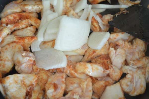 Лук нарезать полукольцами и выложить к мясу, обжарить еще пару минут вместе, Лук нарезать полукольцами и выложить к мясу, обжарить еще пару минут вместе,