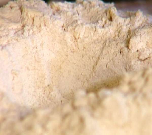 Предварительно охлажденное сливочное масло нарезать кубиками и порубить ножом вместе с мукой, а затем руками растереть так, чтобы получились крошки, и сделать из них холмик с выемкой в центре. Предварительно охлажденное сливочное масло нарезать кубиками и порубить ножом вместе с мукой, а затем руками растереть так, чтобы получились крошки, и сделать из них холмик с выемкой в центре.