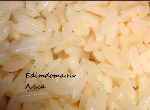 Берем стакан риса и готовим его вот по этому рецепту http://www.edimdoma.ru/recipes/35667, только масло не добавляем. Когда рис будет готов, вынимаем кастрюлю из печи, открываем её - пусть остывает.