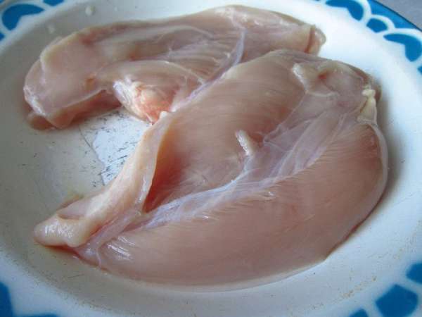 Куриную грудку промыть, аккуратно удалить косточки.