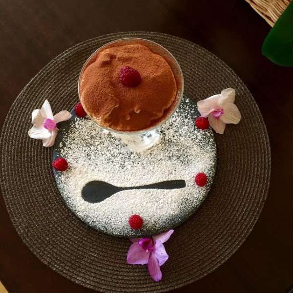 Готовый десерт посыпать какао.