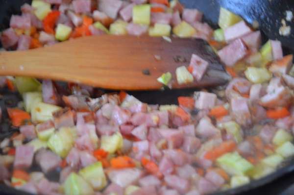 В самом конце добавить порезанный кубиками окорок.Обжаривать в течении 1-2 минут. В самом конце добавить порезанный кубиками окорок.Обжаривать в течении 1-2 минут.