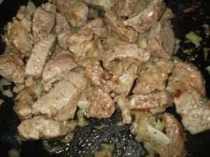 Добавить ананасы кусочками и сироп от них. Потушить все минут 10.