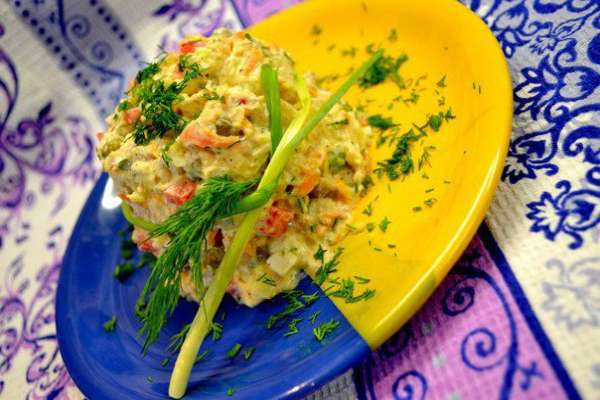 Простой и вкусный салатик.
Ингредиенты:
Картошка
Болгарский перец-красный, оранжевый,жёлтый
яйца
горошек
сайра в масле
морковка(по желанию)
зелёный лук,укроп,петрушка,чёрн.молотый перец
майонез.
Нарезаем ингредиенты кубиками,добавляем зелень,майонез,перемешиваем и красиво подать ...используя любую небольшую ёмкость и украсив веточками зелени.
К салату можно подать кусочек жареной рыбы и ужин готов.
