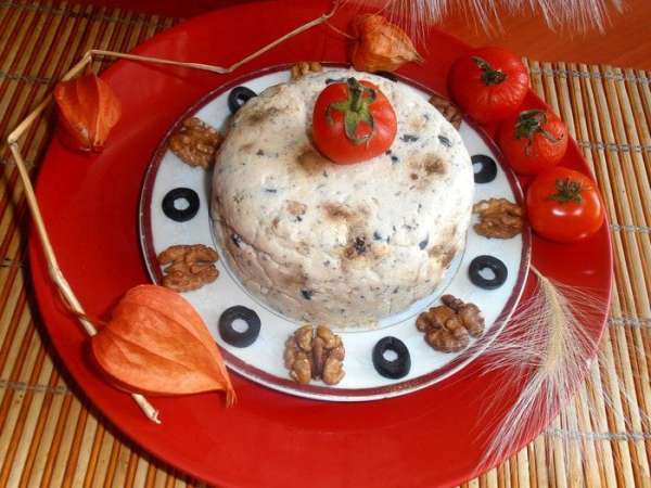Украшаем половинками грецкого ореха и кружочками оливок,но и помидорки тоже весело тут смотрятся! Украшаем половинками грецкого ореха и кружочками оливок,но и помидорки тоже весело тут смотрятся!