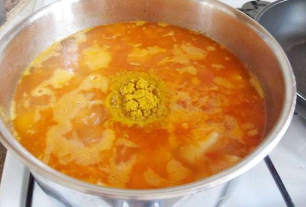 Добавляем карри и варим суп на медленном огне еще минут пять.