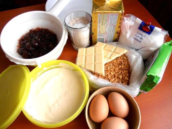 Продукты...Крахмал нужен пополам с мукой,но у меня оставалась его ложка с горкой,поэтому в остальном положила обычную муку. Продукты...Крахмал нужен пополам с мукой,но у меня оставалась его ложка с горкой,поэтому в остальном положила обычную муку.
