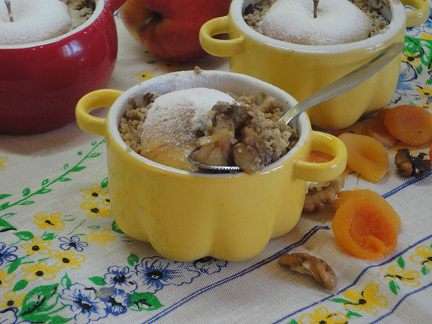 Затем достать формочки из духовки, накрыть яблочными крышечками и запекать еще 5 минут. Готовый десер посыпать сахарной пудрой.
Очень вкусно!