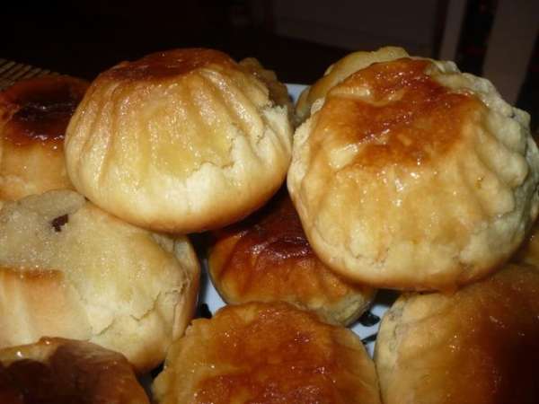 Если хорошо пропитать, то даже без глазури вкусно. Глазурь можно такую приготовить: 250 гр. сахара, 150 гр. воды и лимонная кислота 1/4 ч.л. или лимонный сок 1-2 ст.л.