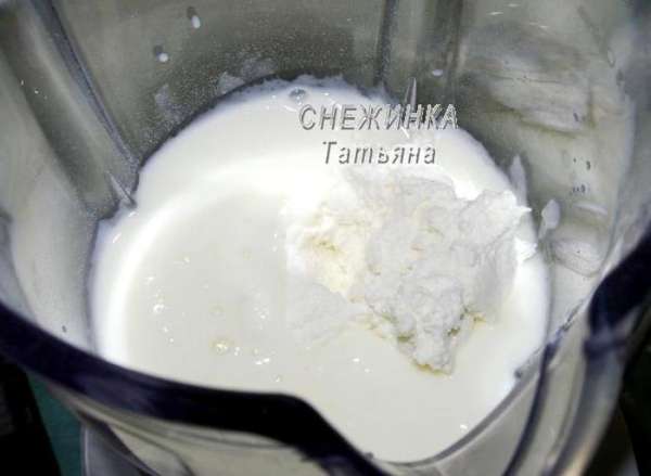 Теперь добавляем к йогурту творог и ещё раз всё очень хорошо взбиваем до однородно состояния.