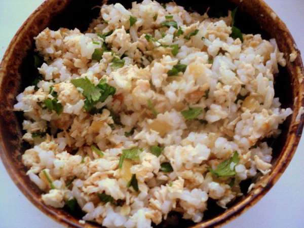 Переложить мясо в блендер и измельчить. К измельченному мясу добавить отваренный рис, мелко порезанную зелень петрушки, посолить и поперчить по вкусу, охладить.