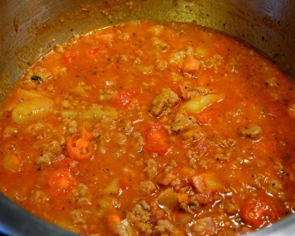 Ставим фаршированный картофель в кастрюлю. 
