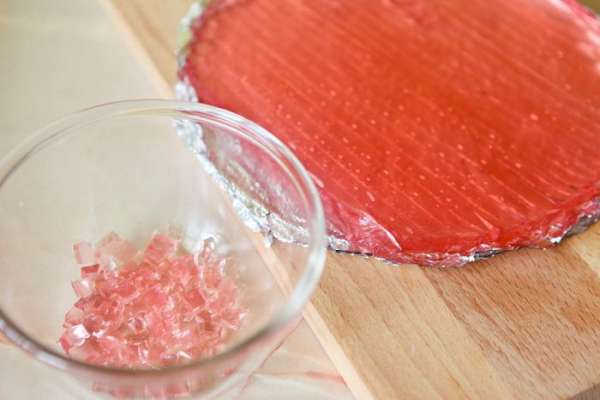 Отжать сок из ягод.
Замочить желатин в холодной кипяченной воде на 40мин.
Набухший желатин смешать с ягодным соком и подогреть в кастрюле до полного растворения желатина.
Убрать в холодильник на ночь.
Затем нарезать желе на кубики. Отжать сок из ягод.
Замочить желатин в холодной кипяченной воде на 40мин.
Набухший желатин смешать с ягодным соком и подогреть в кастрюле до полного растворения желатина.
Убрать в холодильник на ночь.
Затем нарезать желе на кубики.