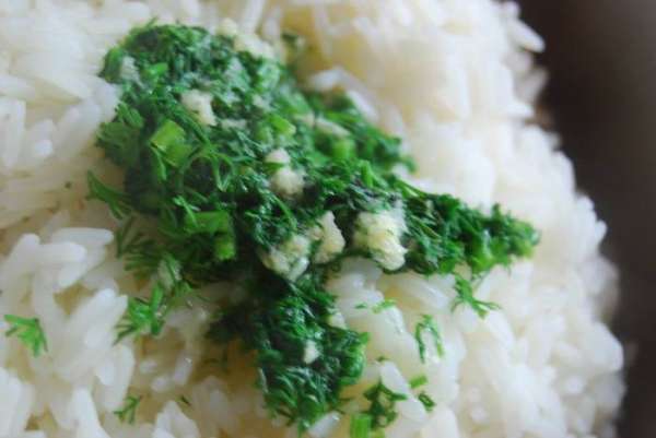 На гарнир конечно же идеальным и по вкусу и по самому названию блюда будет рис. Я приготовила пропаренный рис, добавив  к нему растопленное на сковороде сливочное масло,ароматизированное зубочком мелко нарезанного чеснока и горстью укропа.