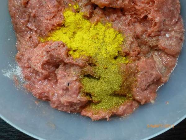 В фарш добавить соль, перец, карри или другие любимые специи по вкусу, все перемешать. В фарш добавить соль, перец, карри или другие любимые специи по вкусу, все перемешать.