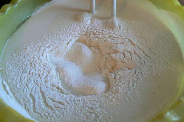 Добавить муку и замесить тесто.