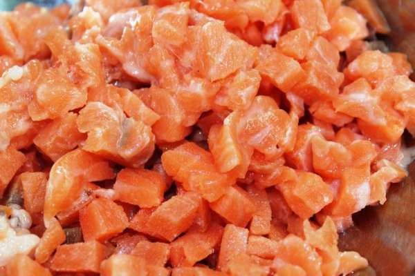 Семгу нарезать на мелкие кубики Семгу нарезать на мелкие кубики