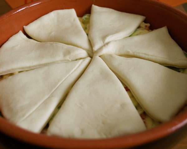 Равномерно разложить их поверх куриной смеси... (у меня почему-то поместилось только 7 клиньев-лепешек!!!))))) Равномерно разложить их поверх куриной смеси... (у меня почему-то поместилось только 7 клиньев-лепешек!!!)))))