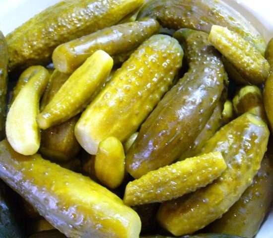 На четвертый день рассол слить и прокипятить (пену при кипячении снимать). Вот сейчас нужно добавить рассол, который мы сохранили, кипятить вместе с ним!
Огурцы вынуть из банки и промыть.
Банку вымыть и стерилизовать над паром.
На четвертый день рассол слить и прокипятить (пену при кипячении снимать). Вот сейчас нужно добавить рассол, который мы сохранили, кипятить вместе с ним!
Огурцы вынуть из банки и промыть.
Банку вымыть и стерилизовать над паром.