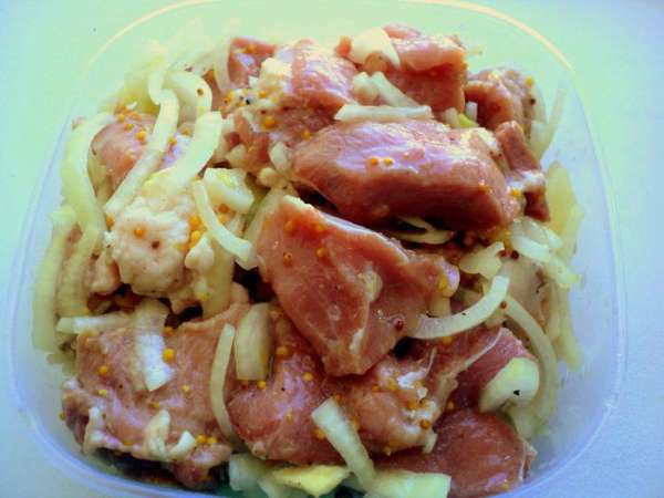 Лук нарезать колечками или полукольцами. К мясу добавить лук, посолить, поперчить по вкусу, добавить сухое вино, горчицу, хорошо перемешать и оставить мариноваться на 12 часов. Лук нарезать колечками или полукольцами. К мясу добавить лук, посолить, поперчить по вкусу, добавить сухое вино, горчицу, хорошо перемешать и оставить мариноваться на 12 часов.