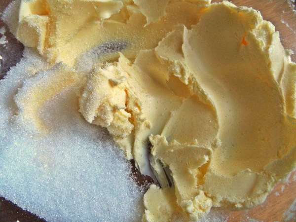 Растереть для коржа мягкое масло с мелким сахаром. Растереть для коржа мягкое масло с мелким сахаром.