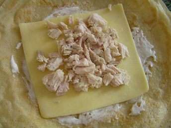 выложить сыр и нарезанную грудку курицы, выложить сыр и нарезанную грудку курицы,